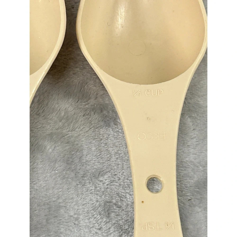 Vintage EKCO Tan Beige Nesting Measuring Cup Scoop Spoon Set 4pc USA 1970s Retro